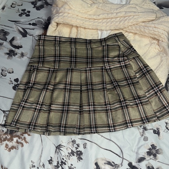 NWT plaid pleated skirt, tan with black, white and brown print - Picture 4 of 4
